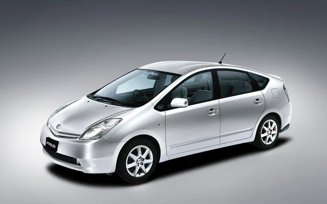 2003年に2代目にフルモデルチェンジを受けたトヨタのプリウス。最上級グレードの価格は257万円