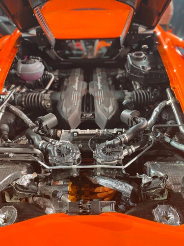 最高出力1015馬力を誇る。パワーユニットは6.5LのV12エンジン+モーター3基