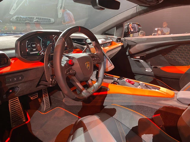 インパネはスペースシップのコックピットをモチーフにしたという