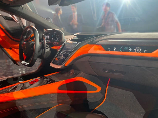 助手席側から見たインパネも、スペースシップのコックピットを感じる