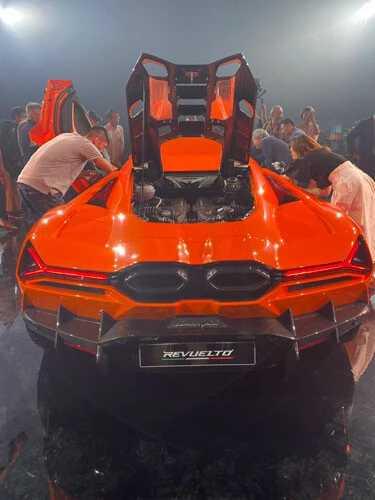 六角形のマフラーと大型のリアディフューザーの織り成すデザインは異次元のド迫力