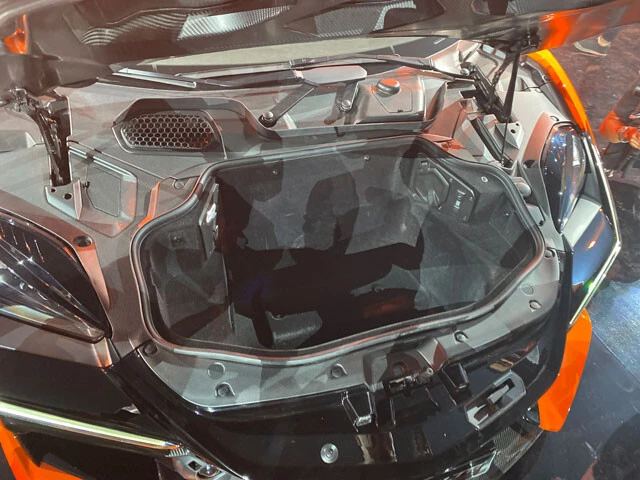 フロント部分はトランクとなる。スーツケース2個を収納できる容量があるという