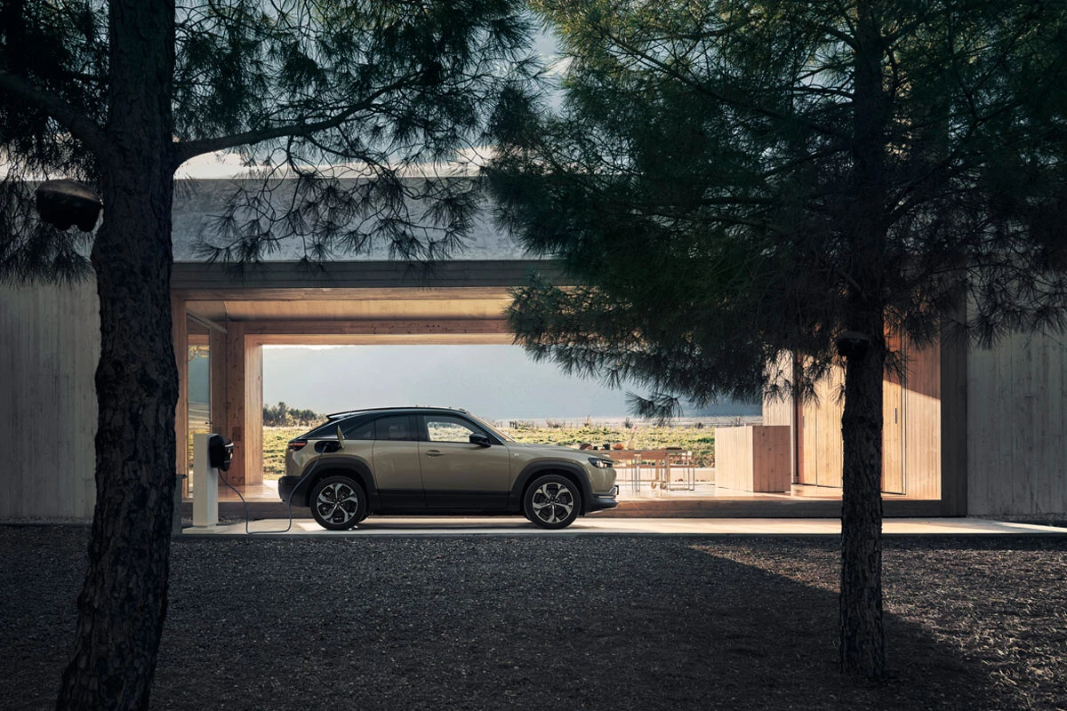 ロータリーエンジンを搭載したコンパクトSUVが、この「MX-30 e-SKYACTIV R-EV」(欧州仕様)