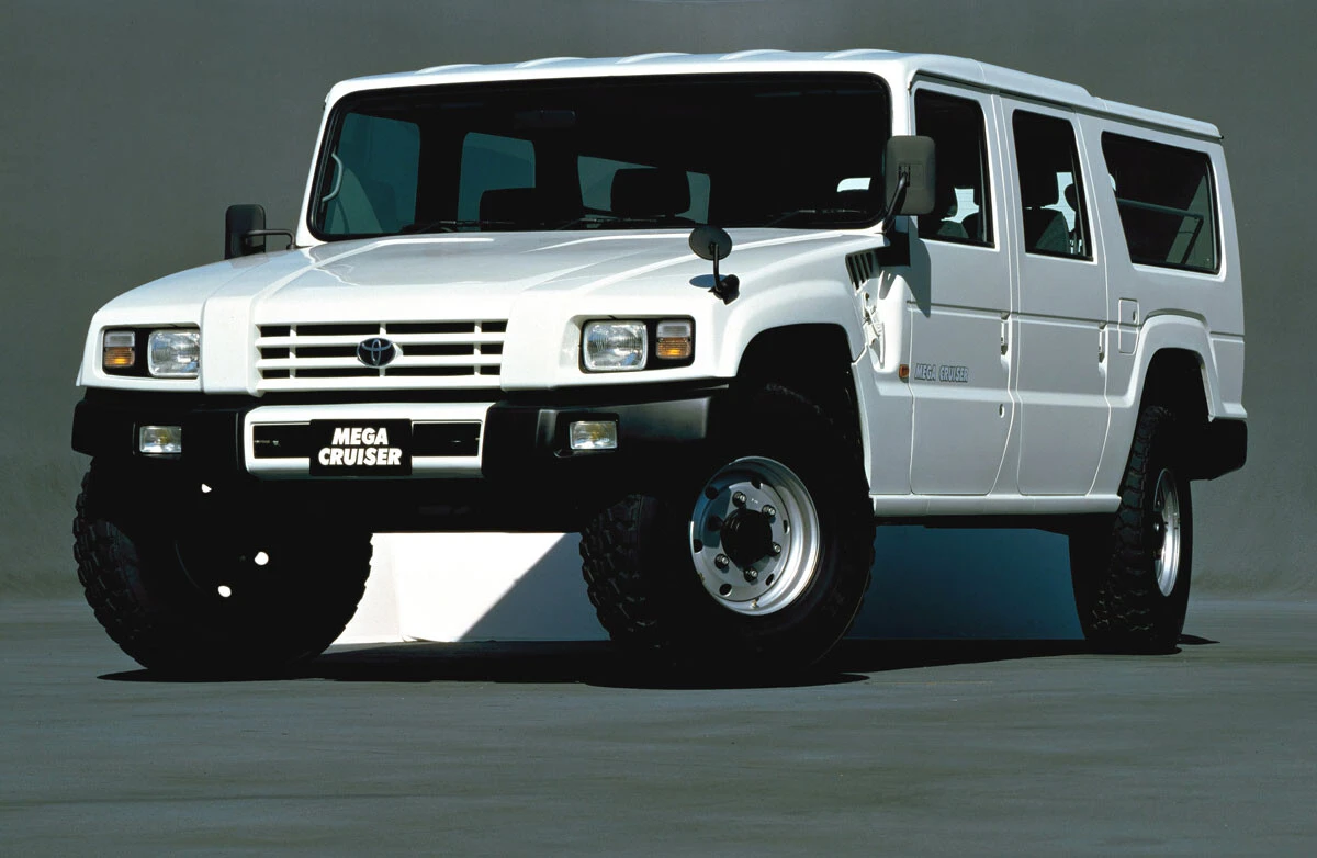 2170mmの超ワイドボディで平べったく見えるメガクルーザー