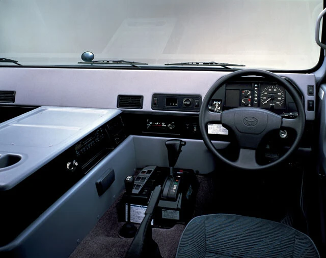 メガクルーザーのシンプルな運転席に漂う「ホンモノ感」