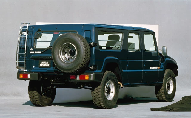 四角い缶のようなメガクルーザーの武骨なリアビュー