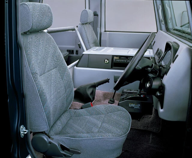 メガクルーザーのセンターコンソールにはカセットステレオを装備