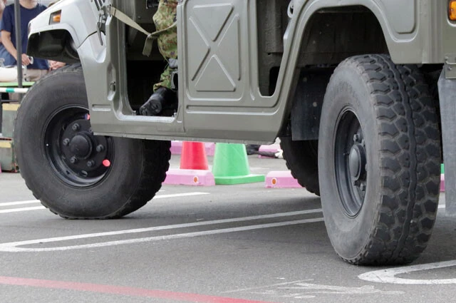尋常じゃない車高の高さであります！