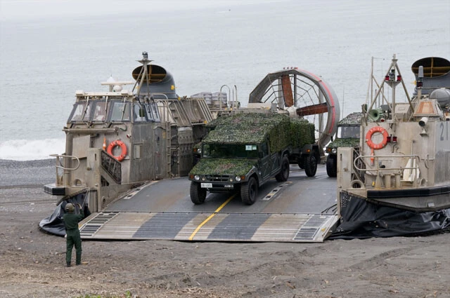 偽装を施して敵を欺くであります！