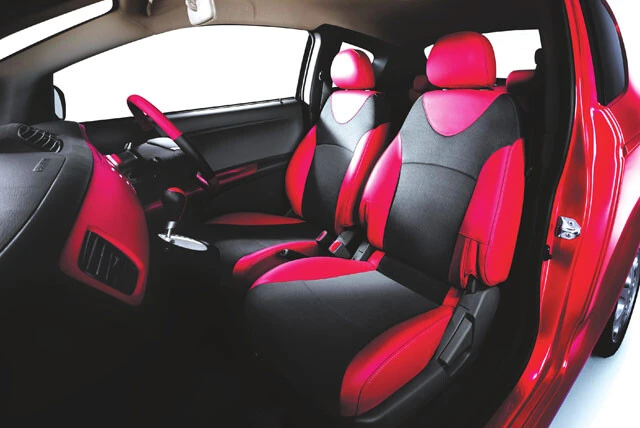 さすがに後席は窮屈。実質的には2シーター