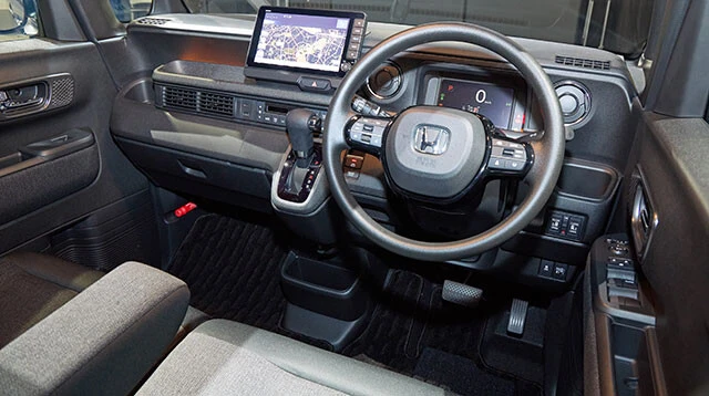 カスタムの内装はメッキを多用。質感の高さを訴求するデザインに仕上げたそうな。ステアリングは本革巻きだ