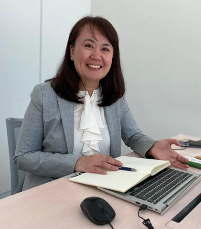 「サクラは男性4名乗車でも坂道でスムーズに前進できます」と語る近藤啓子マーケティングマネージャー