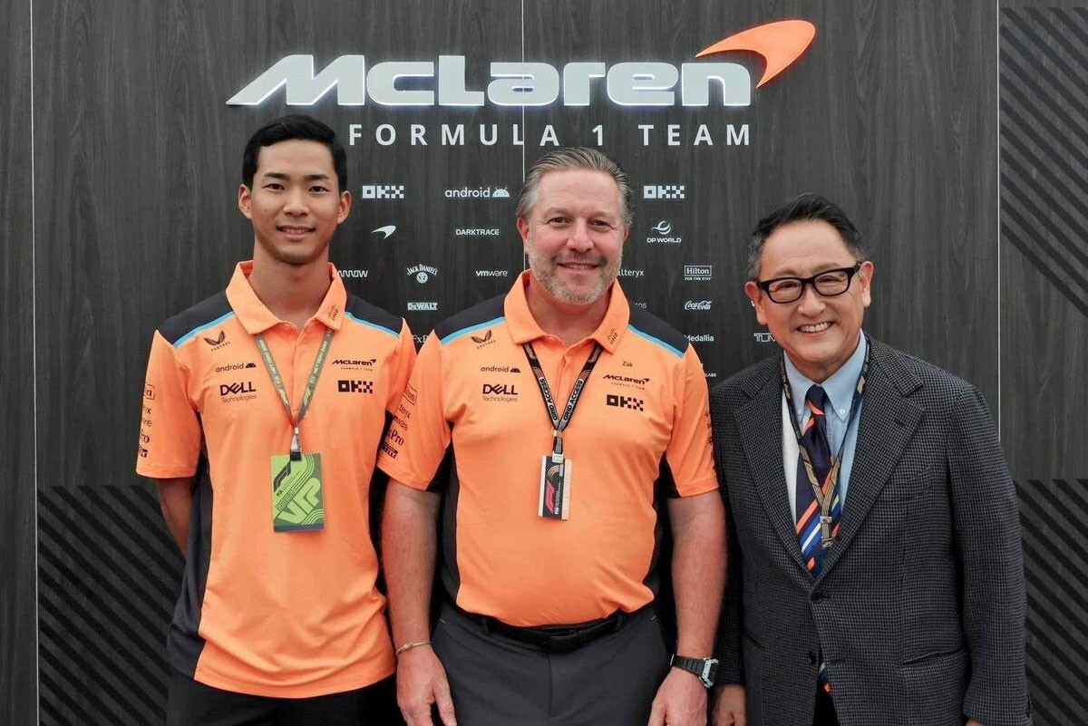 F1日本GPを電撃訪問したモリゾウ（豊田章男会長・写真右）。左から平川亮選手、マクラーレンのザク・ブラウンCEO
