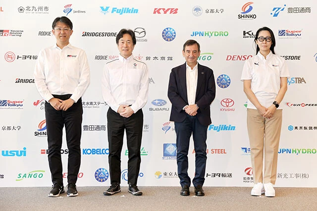5月27日、富士スピードウェイにおいて、「26年からル・マンに水素エンジン車の参戦を認める」というサプライズの記者会見があった。左からトヨタの佐藤恒治社長、マツダの毛籠勝弘次期社長、ル・マン24時間を主催するACO（フランス西部自動車クラブ）のピエール・フィヨン会長、STO（スーパー耐久機構）の桑山晴美事務局長