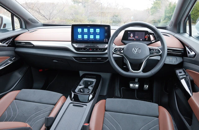 メーターパネルは液晶。このメーターパネルの右側にシフトセレクターが装着されている