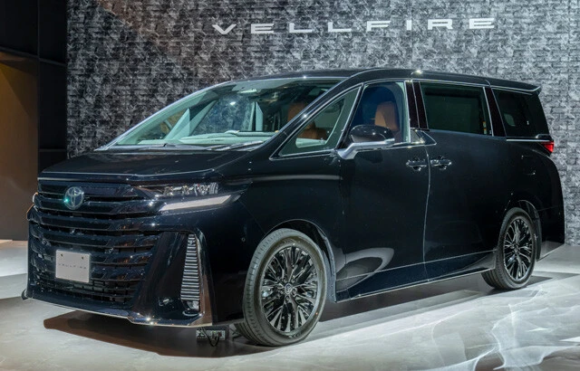 トヨタ ヴェルファイア 価格:655万~892万円 ヴェルファイアはアルファードの兄弟車。ラグジュアリーなアルファードとは一線を画し、圧の強いゴリゴリの顔面に仕上がっている