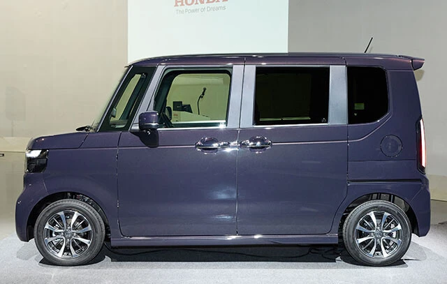 「品格」と「ハイパフォーマンス」を融合させた外観。エアロ、ホイール、さらにロゴエンブレムも刷新した