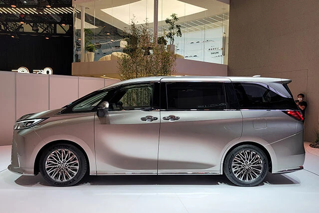 ボディサイズは全長5215㎜×全幅1890㎜×全高1955㎜。ちなみに初代より全長を85㎜、全幅を40㎜拡大したという