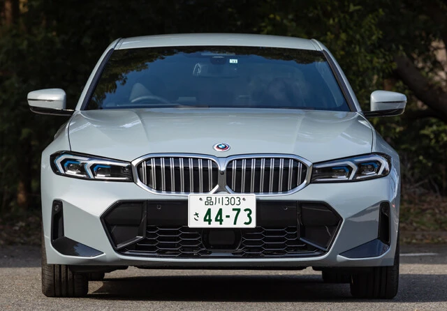 BMW3シリーズは、今回の改良でエクステリアのデザインを一新。従来よりシャキッとしたルックスになりスポーティさがアップ