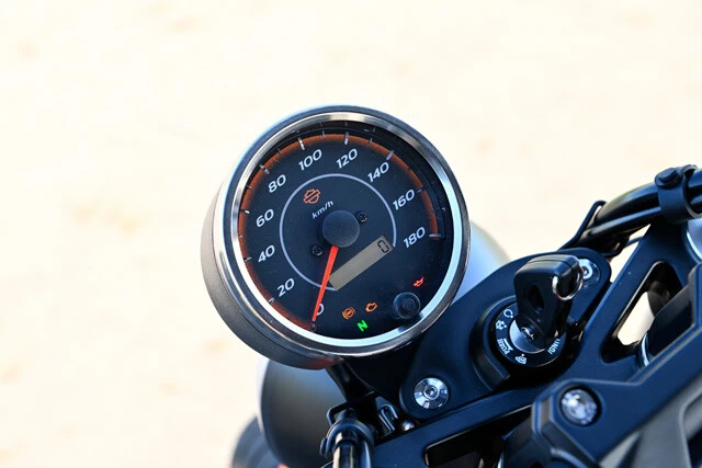 メーターはシンプルなシングルタイプを採用。トリップメーターなどを選択表示できる