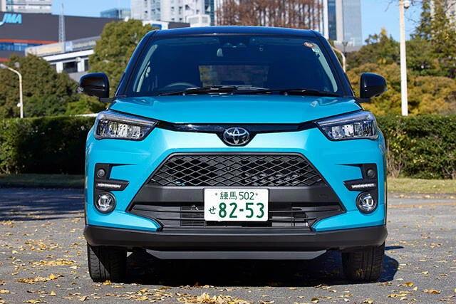 【SUV部門最優秀】トヨタ「ライズ（HEV/FF）」価格　217万3000～233万8000円、WLTCモード燃費　28㎞/L、実燃費　21～23㎞/L。開発から製造までダイハツが行なうSUV。ワイルドな見た目、低燃費などがバカウケし、ライズはSUVのベストセラーに！