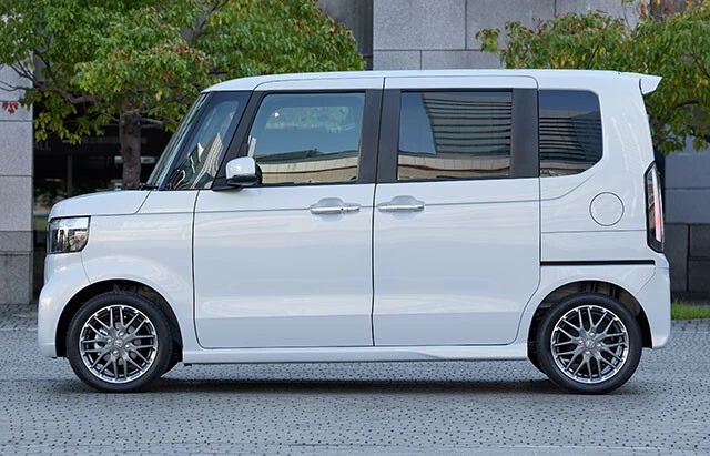 品格をテーマに磨き上げたという外観。エアロ、ホイール、ロゴなども刷新された