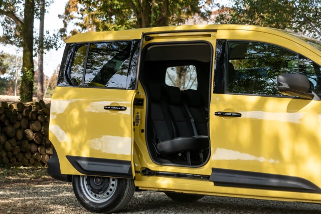 両側スライドドアは手動式だが、操作は特に重くない。乗降性と荷物満載時の荷室へのアクセスの良さは、カングーの大きな魅力