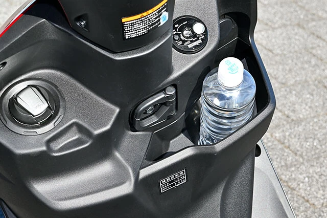 ペットボトルも収納できるフロントボックス、レジ袋などを提げられる折り畳み式フロントフックも用意