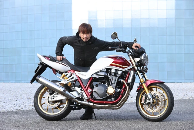 受注が締め切られた30周年記念モデルをチェックする青木氏。ちなみに価格は195万8000円