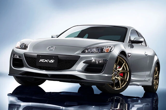 ロータリーの名車⑥マツダ「RX‐8」2003年にデビュー。観音開きのドアが話題に。2012年に生産を終了し、これが最後のロータリーエンジンとなった。生産台数は約19万台