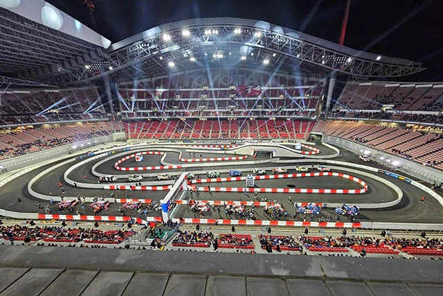 豊田スタジアムのピッチには2台が同時に走行するコースが設定され、観客を熱くたぎらせていた