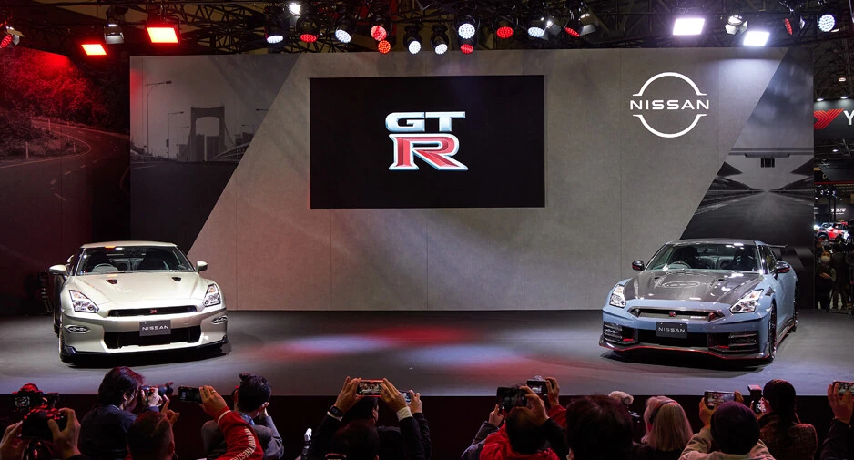 2024年モデルは2車種。GT-Rニスモスペシャルエディション(右)と、GT-RプレミアムエディションTスペック(左)