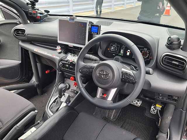 自動運転の表示装置などが追加されているが、基本的にはGRヤリスと同じ。ATは絶賛開発中の8速DATを搭載