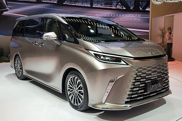 LMは今秋頃から日本市場で販売を開始する予定。日本のレクサスブランドでミニバンが正規販売されるのは史上初となる。注文殺到の予感