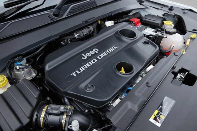 2リットルの直4DOHC16バルブディーゼル ターボは9速ATと組み合わせる。燃費は13.9㎞／リットル（WLTCモード）