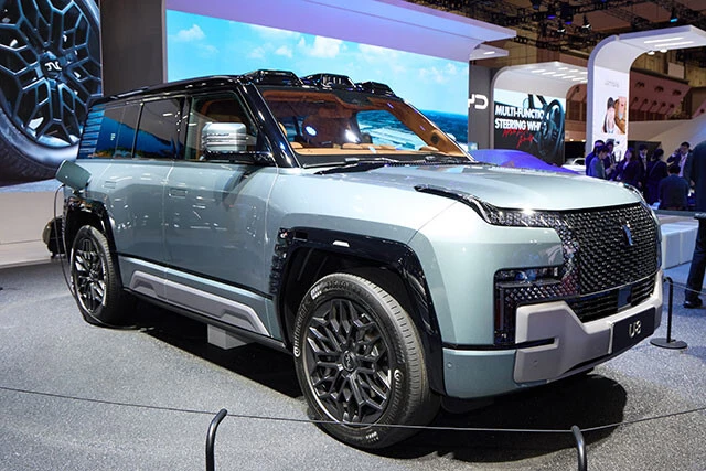 最高出力1100馬力以上・ヤンワン U8。世界各国のジャーナリストやユーチューバーが群がっていたのが、こちらのSUV。関係者によれば「世界のセレブも注目」とのこと