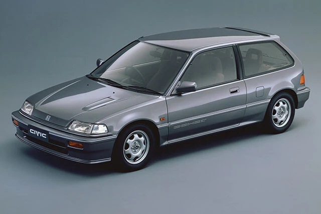 佐藤社長の最初の愛車は大学生のときにバイトに励み購入したというホンダのシビック。峠道などでFFならではの走りを学んだそうな