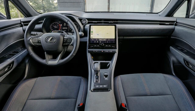 水平基調のインパネにより広い視界を確保。複数のシート表皮を用意しているのもポイント