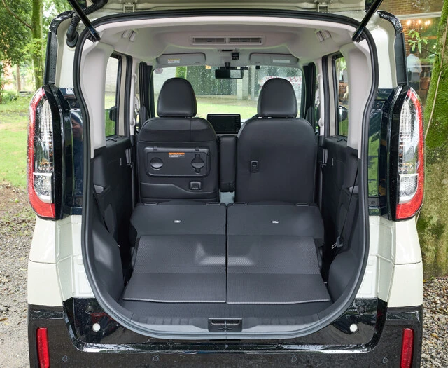 後席の前後スライドは320㎜。また、リアゲート開口部の幅が1050㎜、高さが1080㎜を誇り、積み込みも楽チン