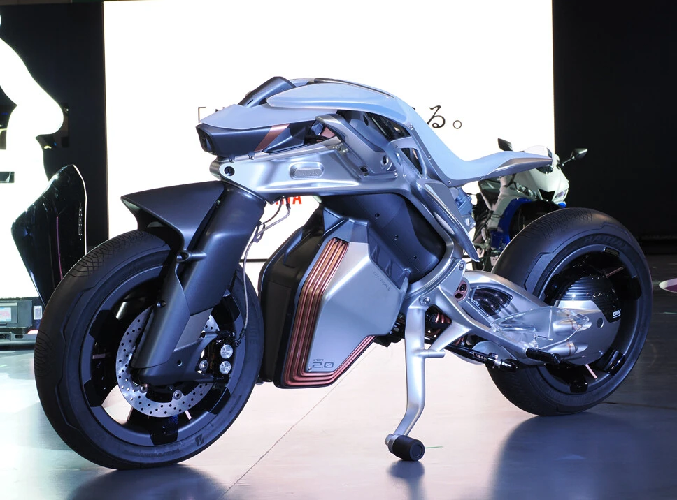 スタンドがなくても倒れない自律走行マシンが超絶進化。「もはや生き物!」という声も！　ヤマハ「モトロイド2」の最新技術がとにかく面白い