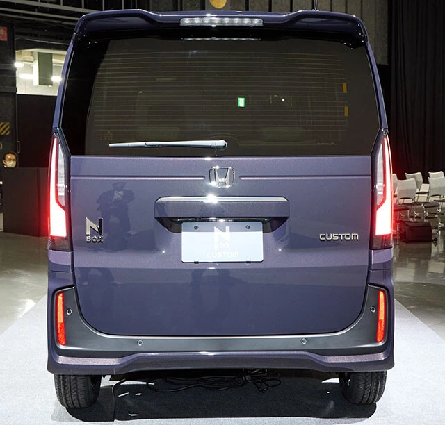 シーケンシャルターンシグナルは滑らかな発光で視認性が向上。ちなみにレンズは、カスタム伝統のクリアタイプ