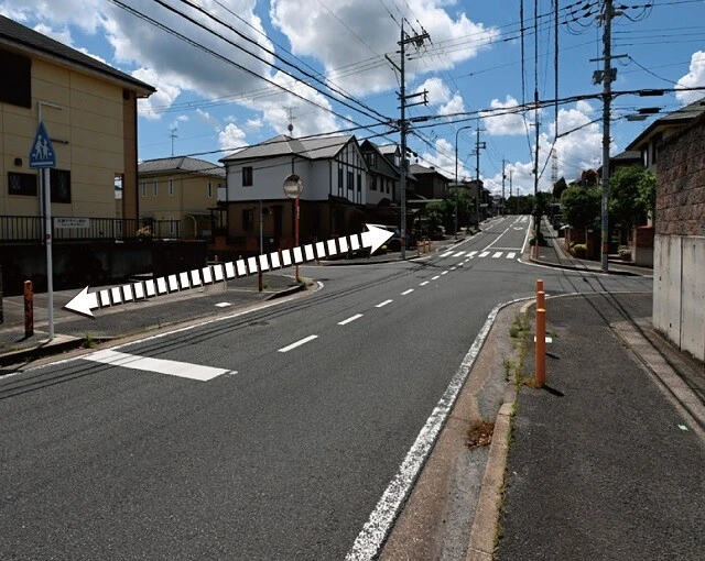 標識と標示が離れすぎているケース。ドライバーに早めに知らせるために手前に設置したのだろうが、これでは法令の設置基準を満たしているとはいえない