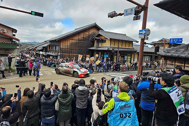 岐阜県恵那市にある古い町並みを通過するラリーカー。沿道にはファンが詰めかけ、お祭り状態に!!