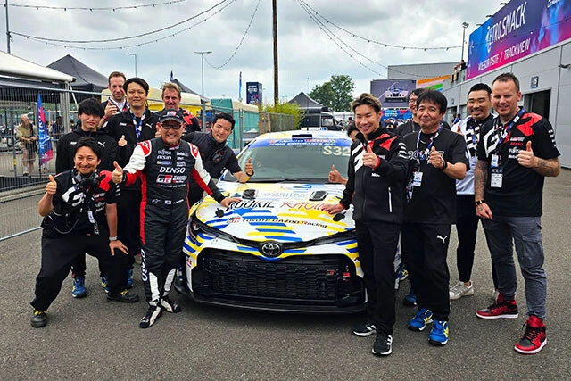 ル・マン24時間レース決勝前のサルト・サーキットをデモ走行したモリゾウ氏（豊田章男トヨタ会長・前列左から2人目）