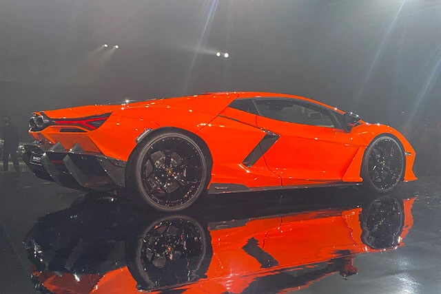 全部が異次元だが、特にリアがハンパない。六角形のマフラーと、大型のリアディフューザーの織り成すハーモニーはド迫力