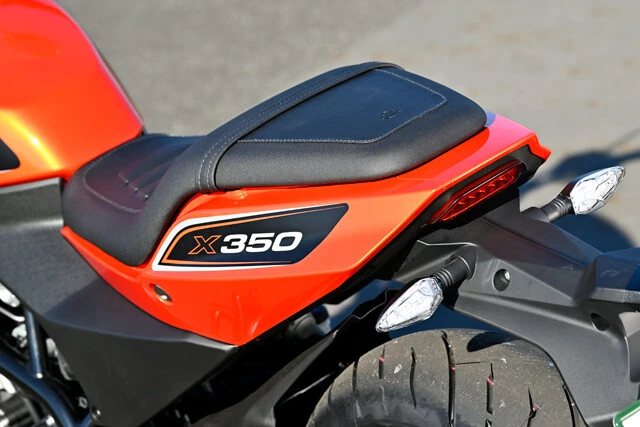 テールランプ&ウインカーを組み合わせるシートカウル。シート下はバッテリーを搭載