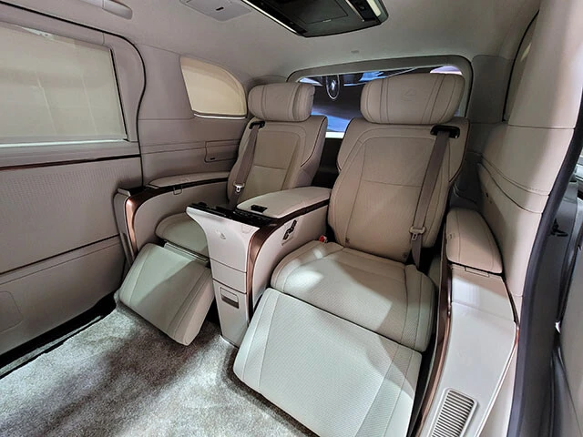 初代よりオットマンの伸縮量を延長。加えてアームレストとオットマンにシートヒーターをレクサス初採用