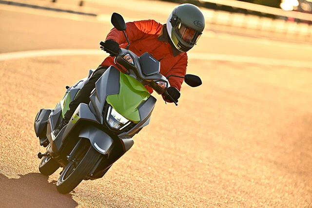 【0⇒60km/h計測結果・第3位…7秒032】スズキ「アヴェニス125」価格：28万4900円。ボディサイズは全長1895㎜×全幅710㎜×全高1175㎜。最高出力8.7PS。車重107㎏。ヘッドライトはボディにマウント