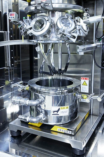 昨年4月に日産は全固体電池の設備や技術を公開。写真は固体電解質の原料となる粉体を混ぜ合わせたりする装置