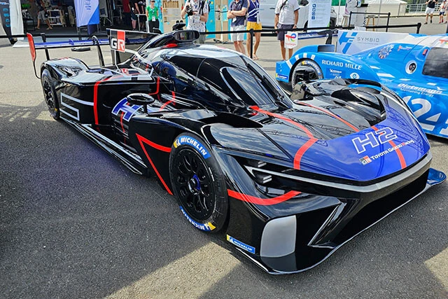トヨタがル・マンで世界初公開して大きな話題を呼んだのが、写真の水素レーシングカー「GR H2レーシングコンセプト」